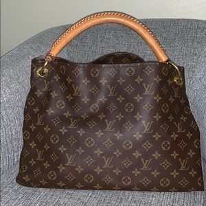 Louis Vuitton Authentic Artsy Purse